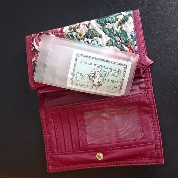 Vintage Floral Trifold Wallet with Coin purse and Key Chain - Picture 12 of 16